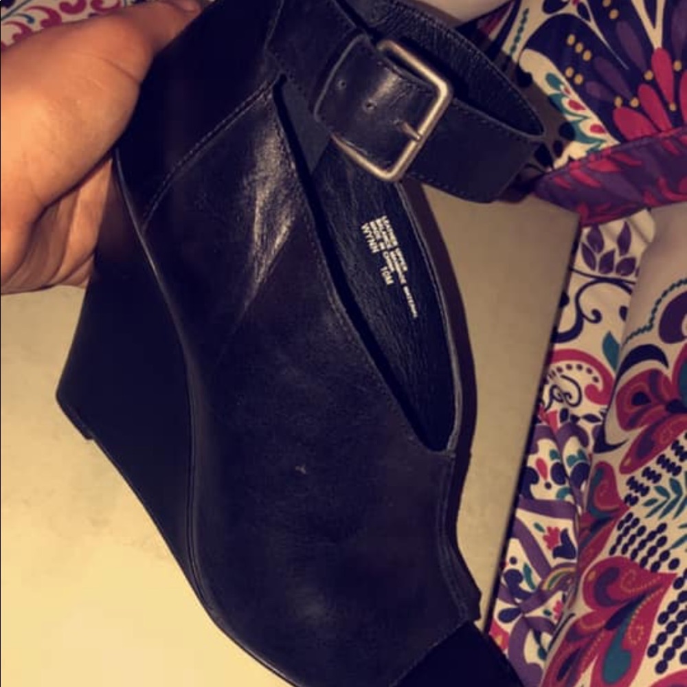 Black wedges